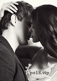 穿校服女孩学舞蹈